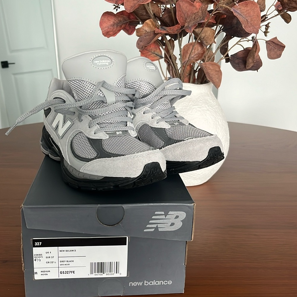 Big Kids US 4.5 New Balance 2002R
